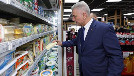 Boykotu delmek için alışverişe çıkan Ticaret Bakanı Bolat’a, CHP’den ilk karşılık: ‘Ruhsar Hanım’ı çağırın da bakanlığa bir dezenfektan alın!’
