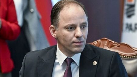 CHP Genel Lider Yardımcısı Deniz Yavuzyılmaz Ekrem İmamoğlu’nun bildirisini gençlere iletti