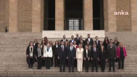 CHP heyeti 21’inci Harika Kurultay öncesi Anıtkabir’i ziyaret etti: “CHP’ye dahi saldırmaya tevessül edenler karşısında bu ülkenin yapı taşı olan partimiz dimdik ayaktadır”