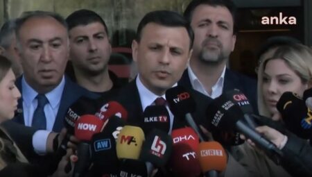 CHP İstanbul İl Başkanı Özgür Çelik’ten hastaneye ziyaret: ‘Sırrı Süreyya Önder’in bir an evvel sıhhatine kavuşmasını temenni ediyorum’