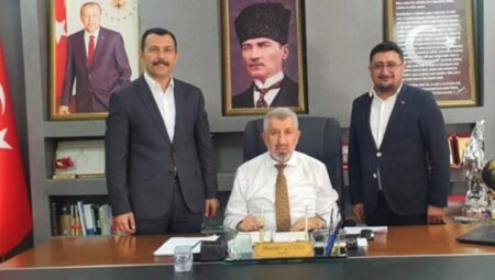 CHP’den AKP’ye geçmişti: Birinci işi ‘Andımız’ı indirmek oldu