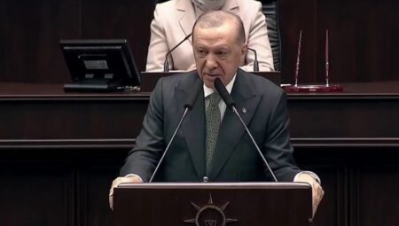 Erdoğan’dan kürsüde ‘cunta’ yanıtı! CHP’ye öfke kustu: Deniz Gezmiş’i hatırlattı, İsmet İnönü’yü amaç aldı!