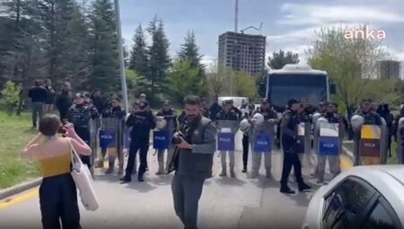 Fakülteye girişlerini güvenlik engelledi! Hacettepe Üniversitesi öğrencilerinden ‘aile sempozyumu’ protestosu