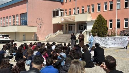 Hasan Âli Yücel Toplumsal Bilimler Lisesi öğrencileri ve mezunları öğretmenlerine takviye için toplandı: ‘Bu dersten kaçılmaz’