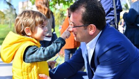 İmamoğlu, çocuklara seslendi: ‘Arkamda dağ üzere duruyorsunuz…’