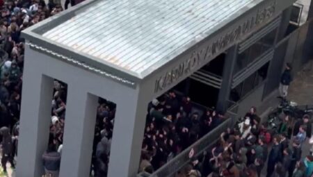 Kadıköy Anadolu Lisesi’nde öğrenciler öğretmenleri için ayakta