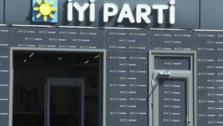 Karacabey Belediye Başkanı Fatih Karabatı’dan sonra belediye meclis üyeleri de YETERLİ Parti’den istifa etti