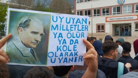 Liseliler Amasya’da da ayakta: Okula polis getirildi!