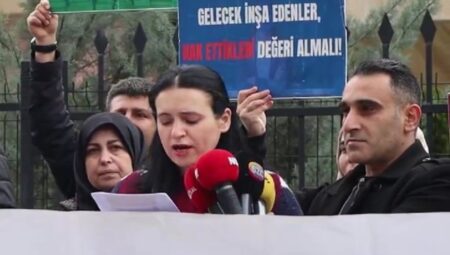 ‘Mülakat mağduru’ öğretmen adayları MEB önünde: ‘Biz bu aldatmacaya artık müsaade etmiyoruz’