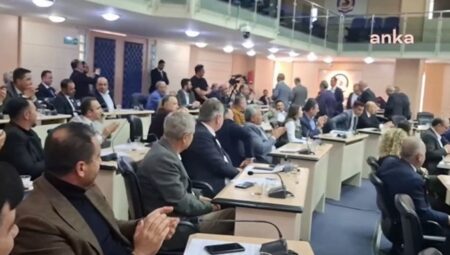 Nihat Zeybekci Kongre ve Kültür Merkezi’nin ismi değiştirildi: AKP’liler salonu terk etti