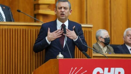 Özgür Özel, kürsüde Devlet Bahçeli’ye meydan okudu: ‘Sandıksız Türkiye istiyorlar! Ona mı takviye oluyorsun yoksa demokrasinin yanında mı duruyorsun?’