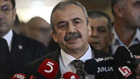 Son Dakika… Sırrı Süreyya Öncü’nün hekiminden açıklama: ‘Tedaviye cevap veriyor’