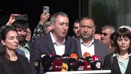 Tuncer Bakırhan, Sırrı Süreyya Başkan’ın tedavi gördüğü hastane önünde konuştu: ‘Kimsenin tereddüttü olmasın’
