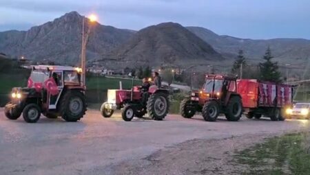 Yozgat’ta çiftçiler, Ekrem İmamoğlu’na takviye için traktörleriyle konvoy oluşturdu