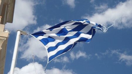 Yunanistan’da emekçi ve memurlar greve gitti