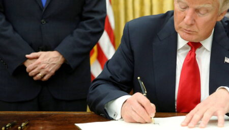 Donald Trump imzayı attı: Makûs haberi Türk Eczacıları Birliği Lideri verdi!