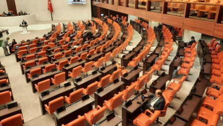Emekli maaşlarındaki yetersizliğin araştırılması teklifleri, AKP ve MHP oylarıyla reddedildi