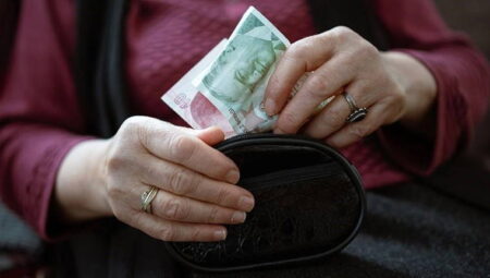 Emekli tekrar sokağa çıkıyor
