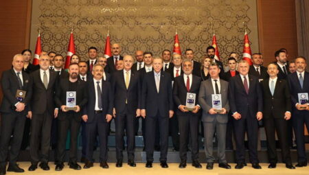 Erdoğan, yandaşlara ‘ödül’ dağıttı: Yeni Akit’e yılın haber sitesi ödülü!