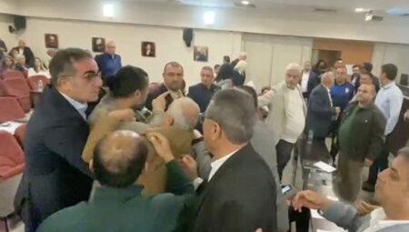 Karşıyaka meclisi karıştı! İzmir’de AKP’li meclis üyesi kürsüye yürüdü: ‘Ağzını yüzünü dağıtırım!’