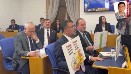 Merkez Bankası’nın TBMM’deki sunumunda CHP pankartlı protestoda bulunurken, Karahan son periyottaki gelişmelere dikkat çekti