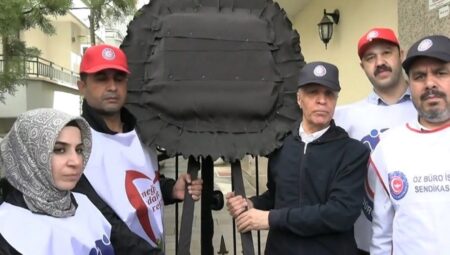 Öz Ofis İş’ten 1 Mayıs’ta siyah çelenkli reaksiyon