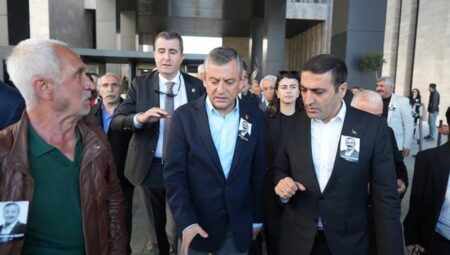 Özgür Özel’e yumruklu akın… CHP’li Murat Bakan tek tek sıraladı: ‘Saldırının ardındaki tüm karanlık münasebetleri…’