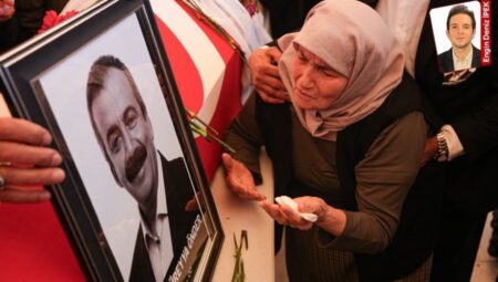 Sırrı Süreyya Lider son seyahatine uğurlandı… Annesi tabutu başında ağıtlar yaktı: Cenaze namazını İhsan Eliaçık kıldırdı