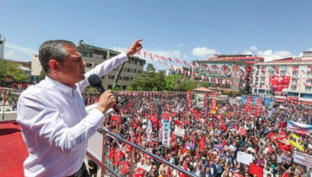 Van’da yurttaşlara seslenen Özel, ‘Sandığın fonksiyonsuz kılınmaya’ çalışıldığına dikkat çekti: Terörsüz Türkiye’ye evet