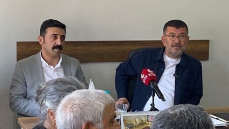 Veli Ağbaba, muhtarlarla bir ortaya geldi: ‘PKK’ya silah bırak diyorlar, başka yandan CHP’li belediyelere terörden kayyum atıyorlar’