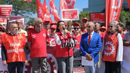 4 bin liralık bayram ikramiyesine karşı emekliler ayakta… DİSK öncülüğünde Cevahir AVM önünde toplandılar: Taleplerini sıraladılar!