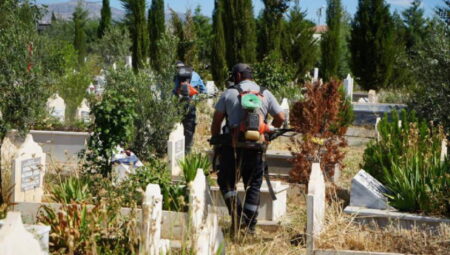 Adıyaman Belediyesi’nden bayram öncesi mezarlıklarda paklık çalışması