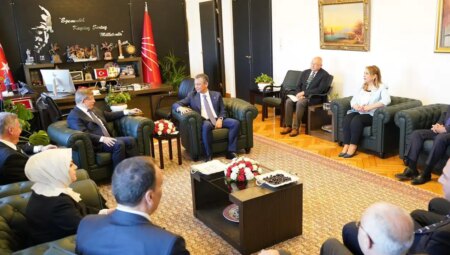 Ahmet Davutoğlu, Özgür Özel’i TBMM’de ziyaret etti