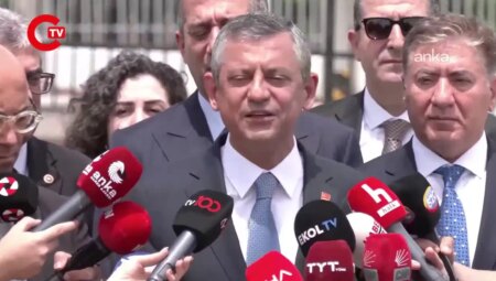 ‘Damadı işaret ediyorlar’ diyerek seslendi… Özgür Özel’den, Yeni Şafak’a: ‘Mehmet Şimşek’e odunla vurmuşlar!’