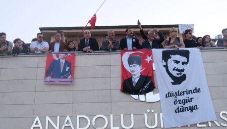 Eskişehir’de öğrenciler Ali İsmail Korkmaz’ın fotoğrafını rektörlüğün bulunduğu alana astı