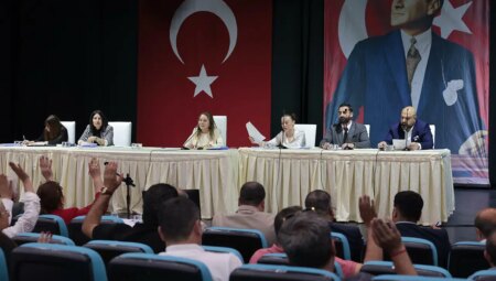 Konak Meclisi’nde Lider Cemil Tugay’a takviye açıklaması: ‘Hak arama, halk sıhhatini tehdit edecek boyuta gelmemeli’
