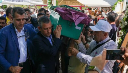 Özgür Özel Manisa’da cenaze merasimine katıldı
