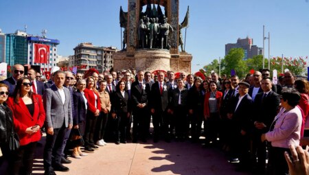 Taksim’de 19 Mayıs töreni… Nuri Aslan: İmamoğlu Cumhuriyetin ikinci yüz yılını inşa etmek için Silivri’den yola çıktı!